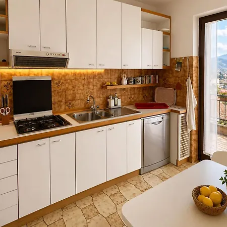 Spacious Apartment In Luino For 5 Appartement Luino