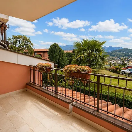 Lakefront Villa In Luino Apartman